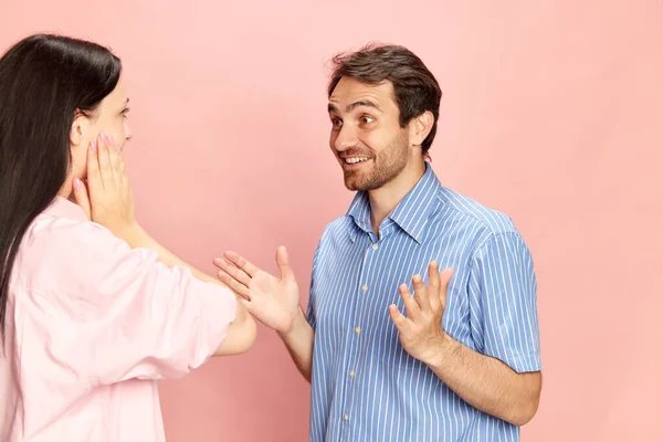 Эмоциональный Мужчина Разговаривает Женщиной Обсуждая Новости Слухи Фоне Розовой Студии — стоковое фото
