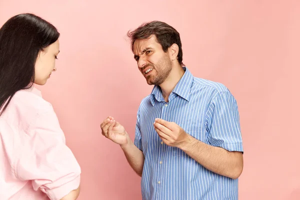 Hombre Hablando Emocionalmente Con Mujer Expresando Enojo Desacuerdo Irritación Contra —  Fotos de Stock
