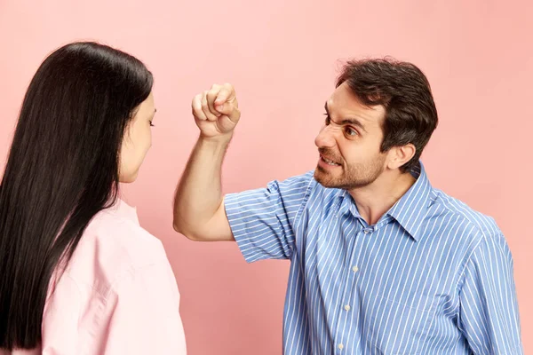 Pria Secara Emosional Berbicara Dengan Wanita Mengekspresikan Kemarahan Perselisihan Dan — Stok Foto
