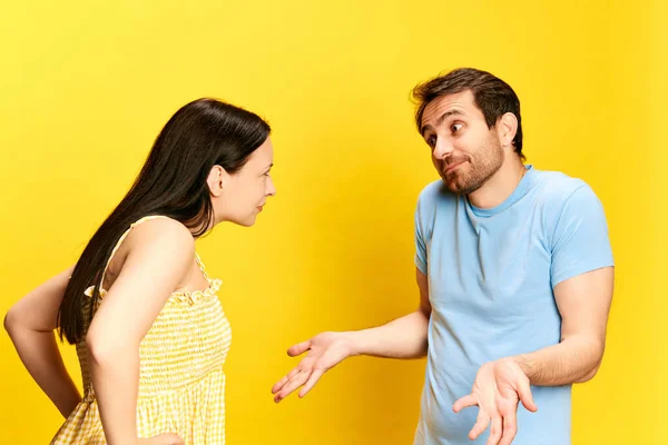 Mujer Joven Emocionalmente Hablando Con Hombre Haciendo Preguntas Contra Fondo — Foto de Stock