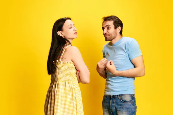 Man Emotionally Talking Offended Woman Asking Forgiveness Yellow Studio Background — Stock Photo, Image