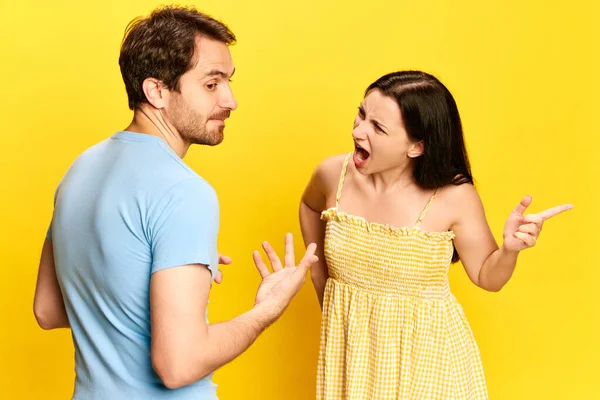 Couple Quarrels Being Jealous Woman Emotionally Talking Shouting Man Complaining — Stock Photo, Image