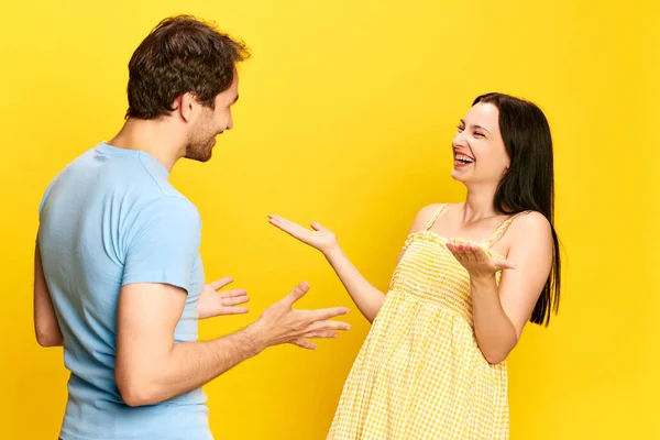 大惊喜和幸福 年轻女人在感情上与丈夫交谈 在黄色的工作室背景下表达喜悦 生活方式 广告的概念 — 图库照片