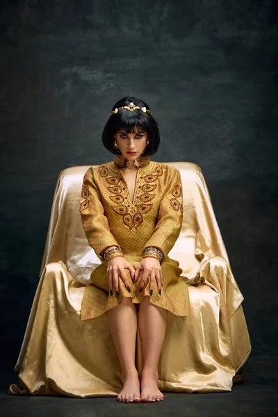 Przyjrzyj Się Portret Pięknej Młodej Kobiety Obraz Kleopatry Królowej Eleganckiej — Zdjęcie stockowe