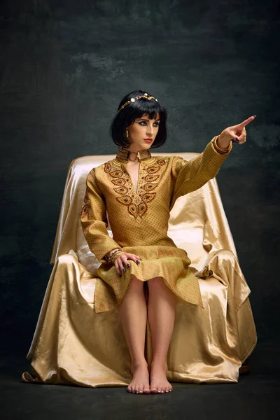 Retrato Bela Jovem Mulher Imagem Cleópatra Rainha Elegante Vestido Ouro — Fotografia de Stock