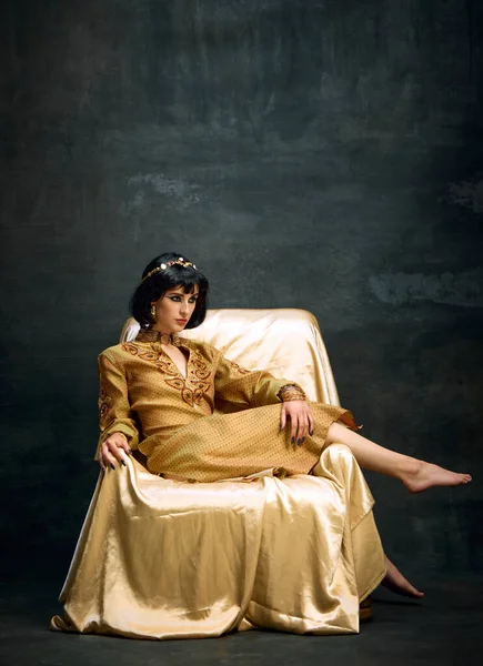 Portret Eleganckiej Pięknej Kobiety Obrazie Antycznej Królowej Kleopatry Starych Ubraniach — Zdjęcie stockowe