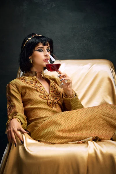 Retrato Noble Hermosa Mujer Yougn Imag Reina Cleopatra Vestido Goden —  Fotos de Stock