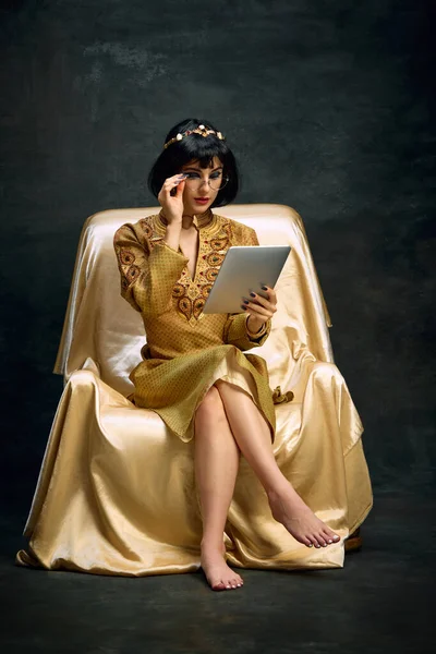 Joven Mujer Hermosa Reina Cleopatra Vestido Oro Sentado Con Tableta —  Fotos de Stock