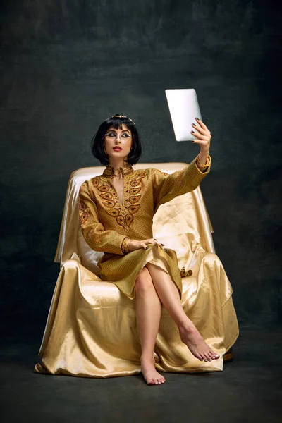 황금색 드레스를 아름다운 클레오파트라의 초상화가 어두운 빈티지 배경에 셀카를 문화의 — 스톡 사진