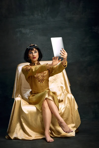 Portrait Young Beautiful Woman Queen Cleopatra Golden Dress Taking Selfie — Stock Photo, Image