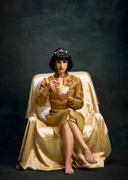Retrato Bela Jovem Imagem Rainha Egípcia Cleópatra Comendo Macarrão Instantâneo — Fotografia de Stock