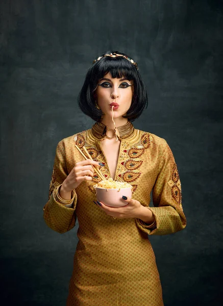 Smaczne Piękna Młoda Kobieta Obrazie Egipskiej Królowej Kleopatra Jedząc Błyskawiczne — Zdjęcie stockowe