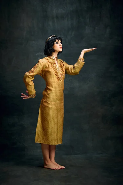 黄金のドレスで若い女性の肖像画 エジプトの女王クレオパトラ暗いヴィンテージの背景に対してポーズ 王族だ アンティーク文化 時代の比較 美しさ 広告の概念 — ストック写真