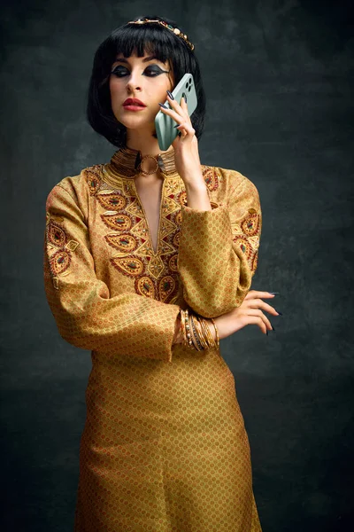 Retrato Mujer Joven Con Maquillaje Expresivo Imagen Cleopatra Hablando Por — Foto de Stock