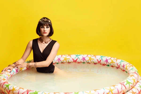 Beautiful Young Woman Image Cleopatra Sitting Swimming Pool Milk Yellow — Stock Photo, Image