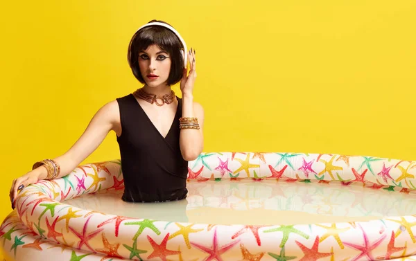 Beautiful Young Woman Image Cleopatra Sitting Swimming Pool Listening Music — Stock Photo, Image