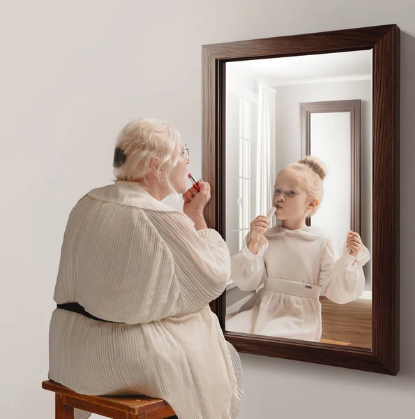 Yaratıcı Kavramsal Kolaj Geçmişe Dönelim Kıdemli Kadın Aynada Kendine Bakıyor — Stok fotoğraf
