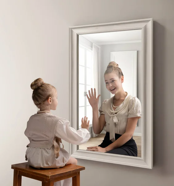 Творческий Концептуальный Коллаж Маленькая Девочка Смотрит Зеркало Видит Отражение Молодой — стоковое фото