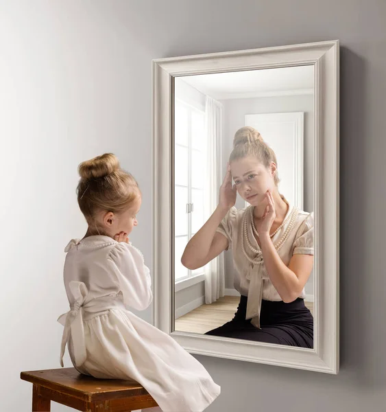 Творческий Концептуальный Коллаж Маленькая Девочка Смотрящая Зеркало Видя Отражение Молодой — стоковое фото