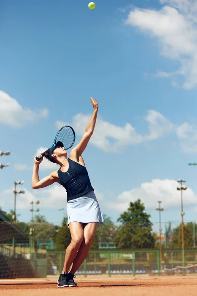 Full Length Dynamisch Beeld Van Jonge Atletische Vrouw Tennisser Uniform — Stockfoto
