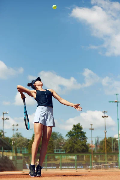 若い運動選手のフル長ダイナミックイメージ 試合中の均一なテニス選手 オープンエアのスタジアムでプレー 暖かい日に裁判所 スポーツ アクティブなライフスタイル 広告の概念 — ストック写真