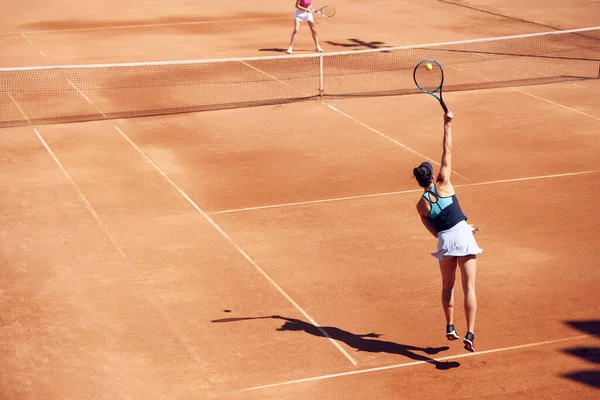運動中のプロテニス選手のトップビューイメージ ゲーム中の若い女性 オープンエアのスタジアムでのトレーニング 裁判所 スポーツ アクティブなライフスタイル 持久力と強さの概念 — ストック写真
