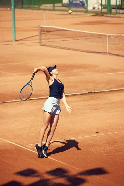 運動中のプロテニス選手のトップビュー画像 ラケットでボールを返す若い女性 オープンエアのスタジアムでのトレーニング 裁判所 スポーツ アクティブなライフスタイル 広告の概念 — ストック写真