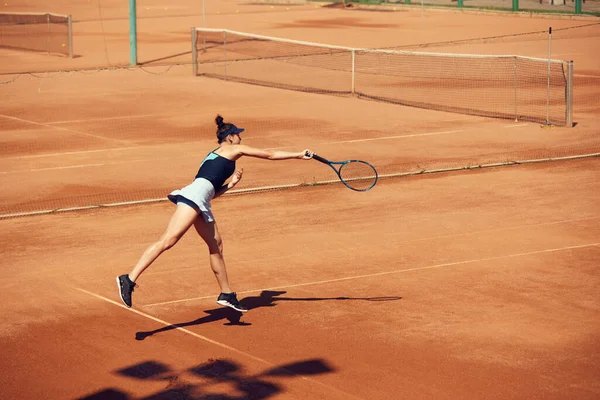 運動中のプロテニス選手のトップビューイメージ ゲーム中の若い女性 オープンエアのスタジアムでのトレーニング 裁判所 競争だ スポーツ アクティブなライフスタイル 広告の概念 — ストック写真