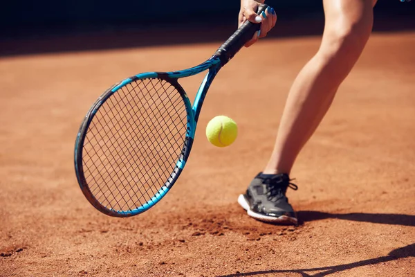 Gesneden Beeld Van Vrouwelijke Benen Sportkleding Tennisracket Met Bal Vloer — Stockfoto