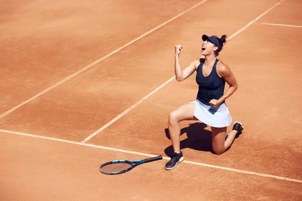 Ovanifrån Bild Ung Flicka Professionell Tennisspelare Visar Känslor Vinst Och — Stockfoto