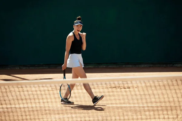 여자의 다이나믹 이미지에 테니스 경기장 경기장에서 움직이는 목표를 이긴다 스포츠 — 스톡 사진
