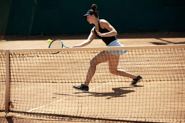 年轻女子的动态形象 职业网球选手在比赛中的运动 用球拍击球 露天训练 业余爱好 积极生活方式 耐力和力量的概念 — 图库照片