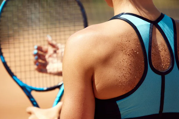 Przycięte Zbliżenie Kobiety Tenisistki Odzieży Sportowej Kobiece Ramię Piaskiem Szkolenie — Zdjęcie stockowe