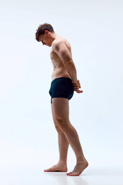 Obraz Mladého Muže Bez Trička Silným Reliéfním Svalnatým Tělem Pózujícím — Stock fotografie