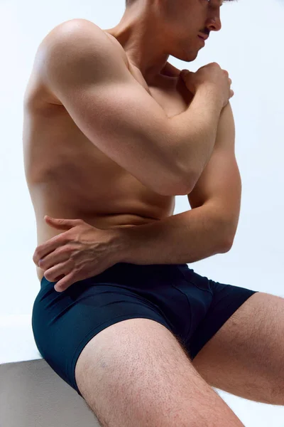Beskuren Bild Ung Man Med Stark Sportig Muskulös Kropp Poserar — Stockfoto