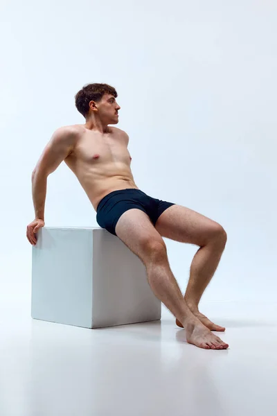 Ganzkörperbild Eines Jungen Mannes Mit Muskulösem Körper Der Ohne Hemd — Stockfoto