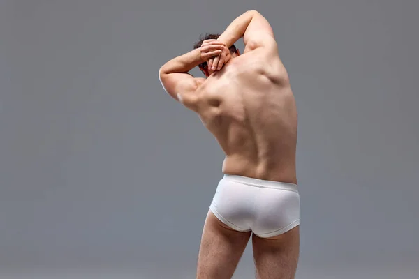 Rückansicht Des Muskulösen Entlasteten Männlichen Rückens Mann Posiert Hemdlos Unterwäsche — Stockfoto