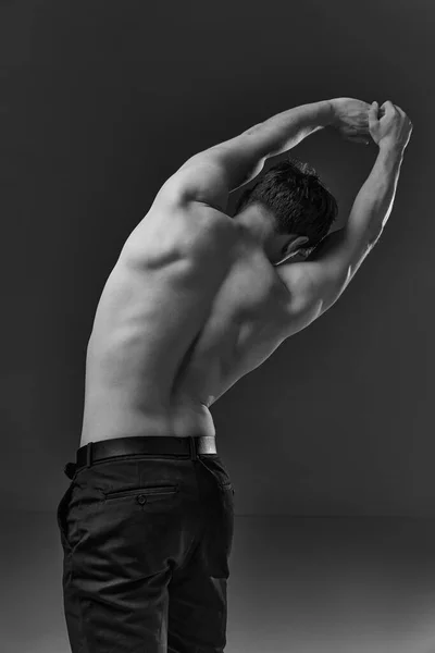 后视镜图像年轻男子与健康 肌肉发达 背对着无袖的裤子 黑白摄影 男人美的概念 运动健康的生活方式 运动的身体 — 图库照片