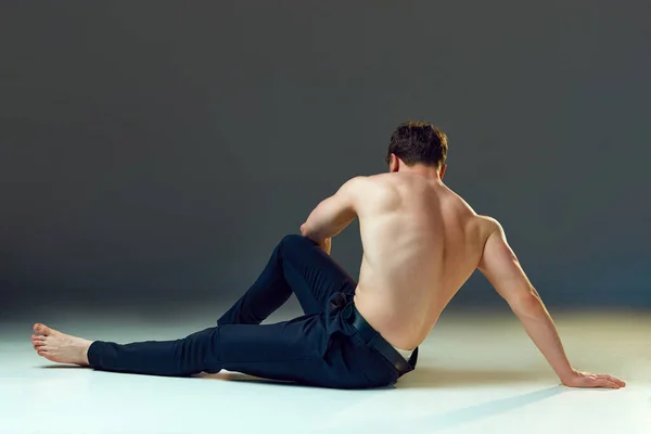 Stilig Ung Man Med Stark Muskulös Kroppsform Poserar Skjorta Jeans — Stockfoto