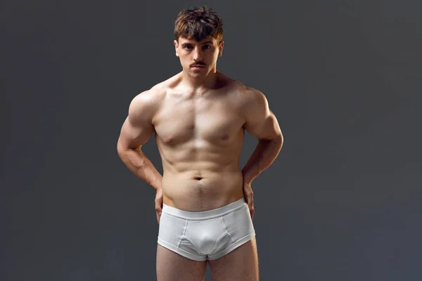 Schöner Junger Mann Mit Muskulösem Körper Relief Oberkörper Model Posiert — Stockfoto
