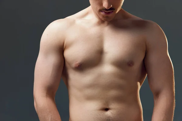 被剪断的男性肌肉的形象 模特在灰色工作室背景下穿着内衣摆出赤身裸体的姿势 男人美的概念 运动健康的生活方式 运动的身体 — 图库照片