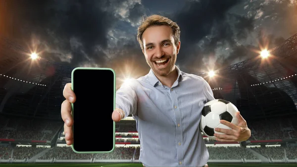 携帯電話の画面を示す幸せで興奮したビジネスマン 幸運な男はサッカーの試合でお金を獲得 3Dアリーナの背景 スポーツ ファン ギャンブル ブックメーカーの概念 — ストック写真