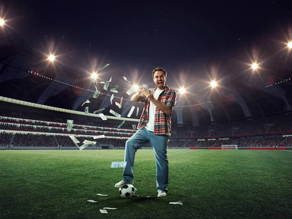 3Dサッカースタジアムに立って 多くのお金の勝利を祝う若い男 スポーツへの賭けの成功 スポーツ ファン ギャンブル ブックメーカー 現代技術の概念 — ストック写真