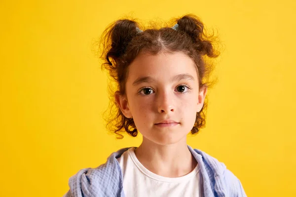 Nahaufnahme Porträt Der Schönen Kleinen Mädchen Kind Mit Lockigem Haar — Stockfoto
