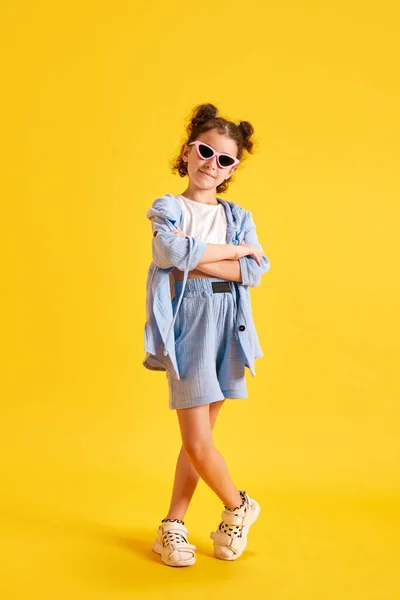 Retrato Completo Menina Elegante Criança Óculos Sol Posando Contra Fundo — Fotografia de Stock