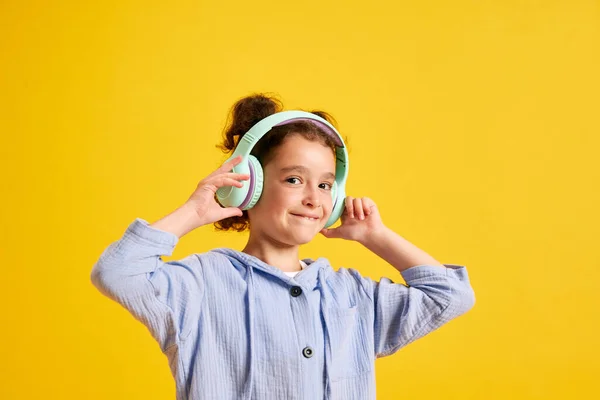 Портрет Позитивної Маленької Дівчинки Дитини Слухає Музику Навушниках Посміхається Жовтому — стокове фото