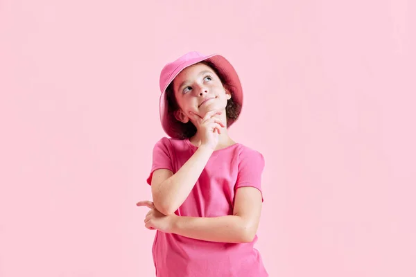 可爱的小女孩的肖像 穿着睡衣的孩子站在粉红的工作室背景下 带着梦想的脸 情感概念 生活方式 — 图库照片