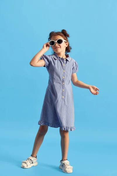 Ganzkörperporträt Eines Kleinen Mädchens Eines Kindes Niedlichem Kleid Und Sonnenbrille — Stockfoto