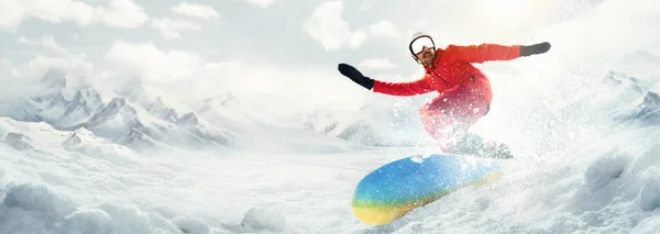 年轻人 热爱积极的假期和生活方式 骑在雪山背景的雪板上 冬季运动 业余爱好 闲暇时间的概念 班纳广告的复制空间 — 图库照片