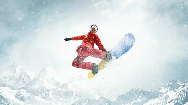 行动中 飞得很高身强力壮的男子骑着雪板在雪山背景上飞驰 温暖的阳光灿烂的一天 冬季运动 业余爱好 闲暇时间的概念 班纳广告的复制空间 — 图库照片